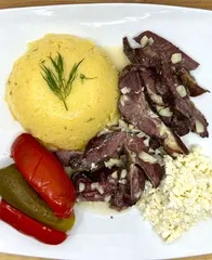 image-forPastramă de berbecuț și mămăligă cu brânză de burduf
